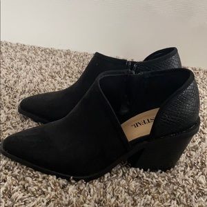 Women’s 7 Black suede Ankle booties Never worn